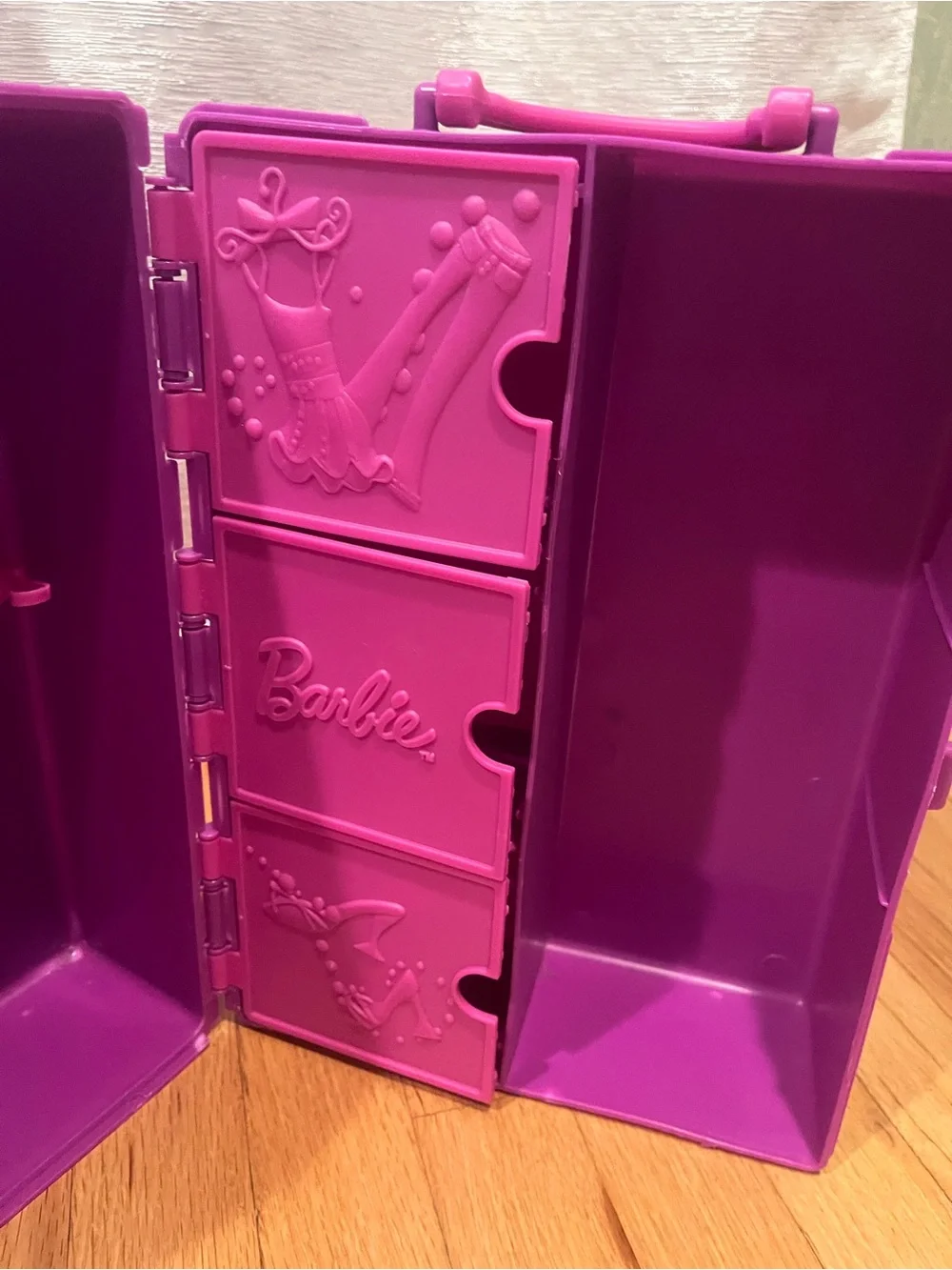 Barbie Fashionistas Fashion Wardrobe – Portable Carrying Case & Wardrobe Playset